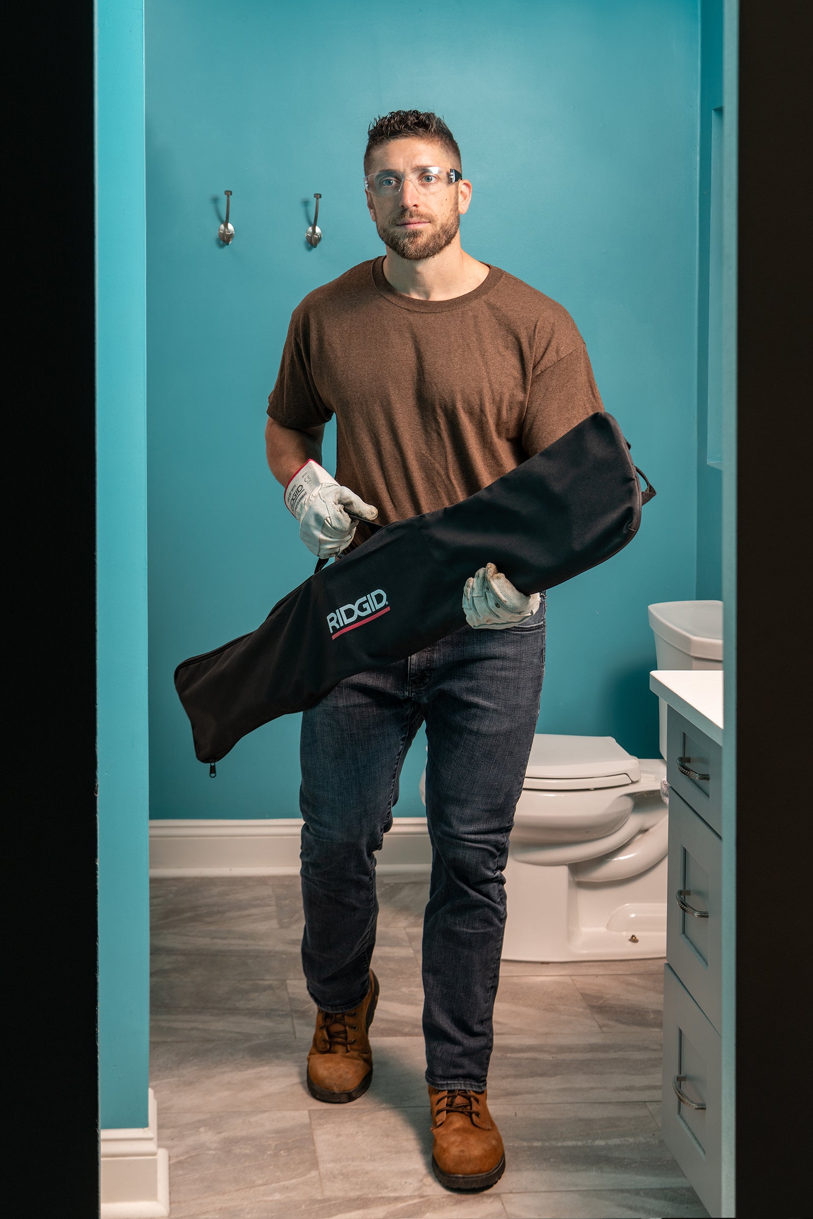 RIDGID 3' (1 m) Toilet Auger with Bulb Head – in use | 59787