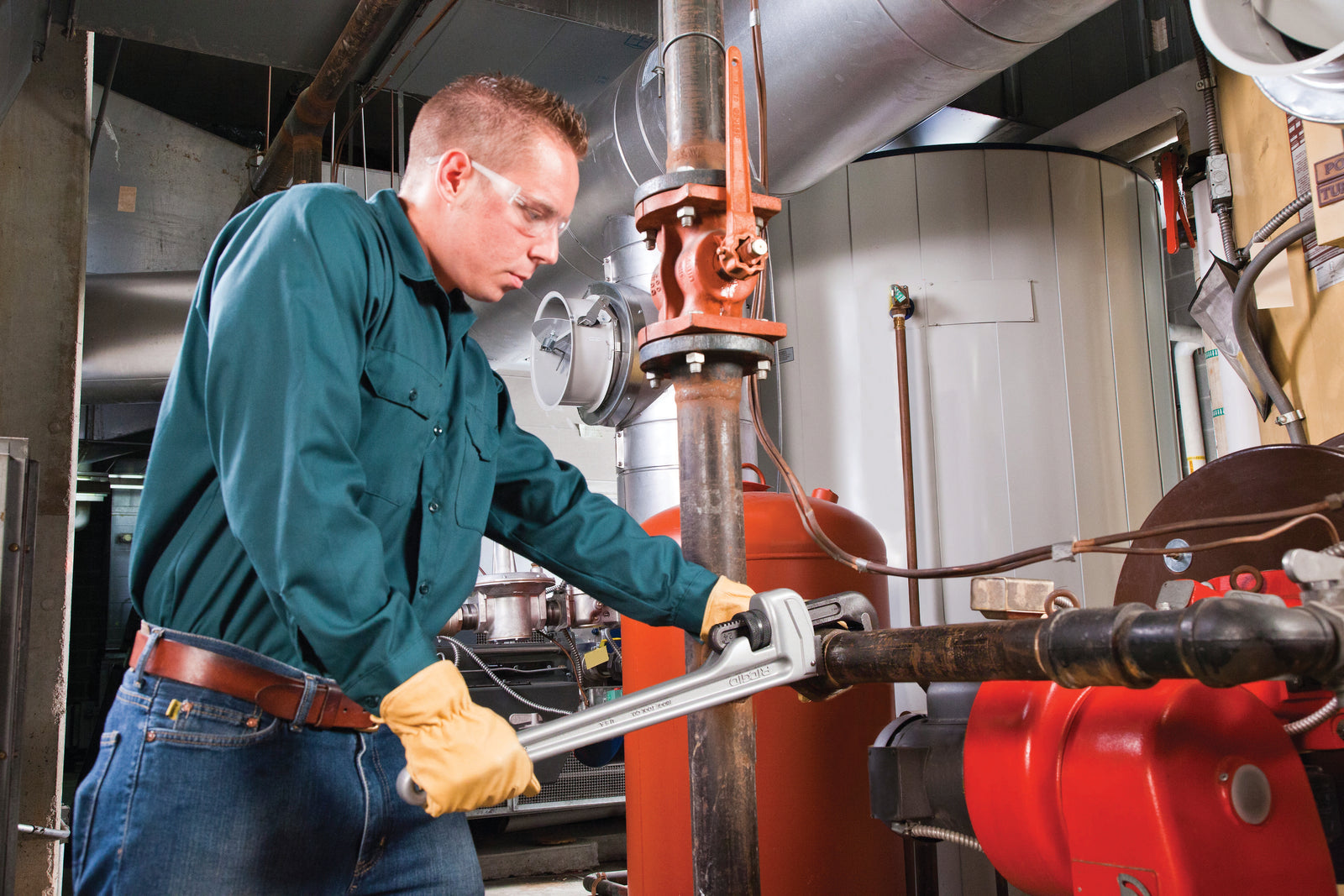RIDGID 24" Aluminum Straight Pipe Wrench – in use | 31105