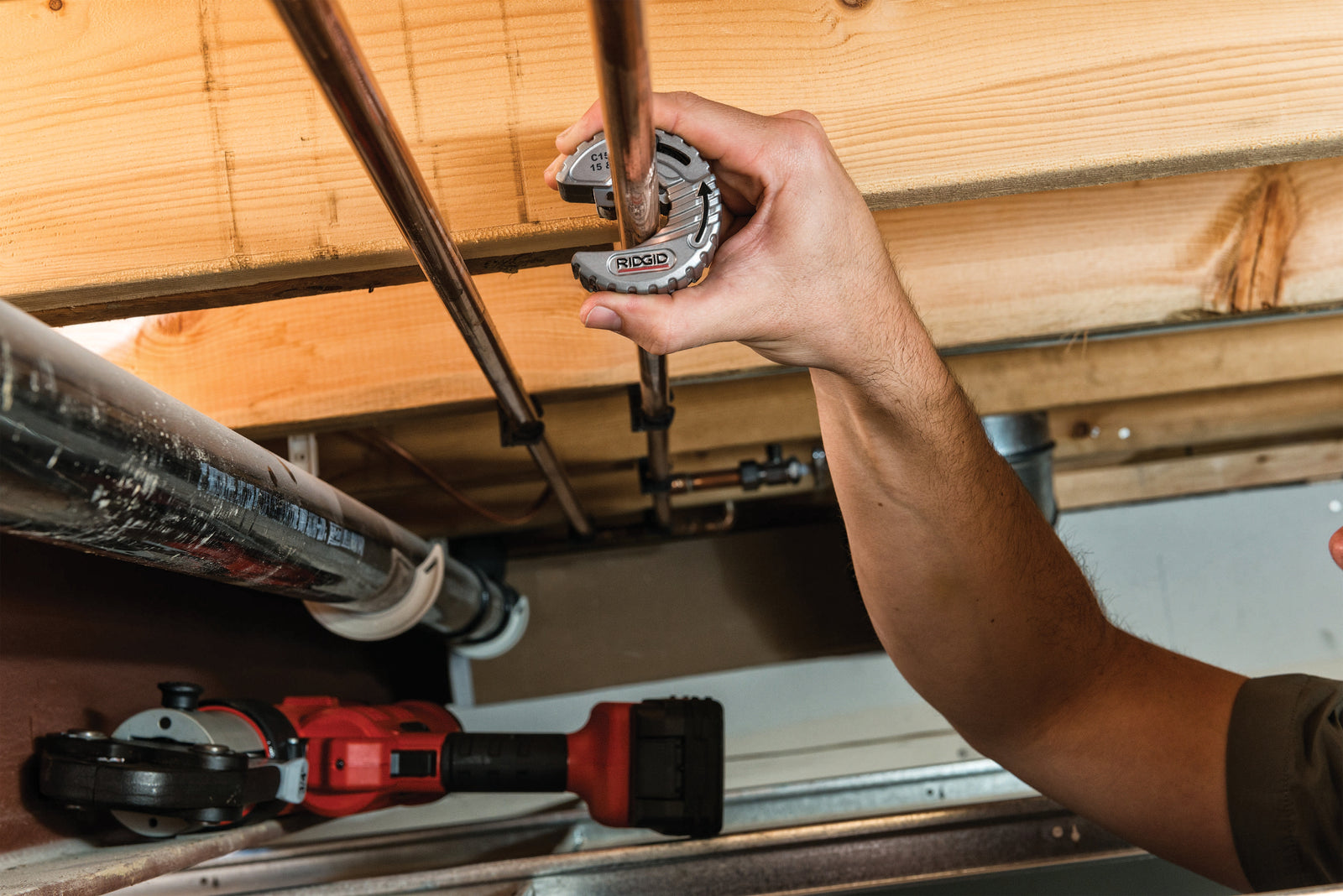 RIDGID 15 & 22 mm C-Style copper tubing cutter – in use | 57018