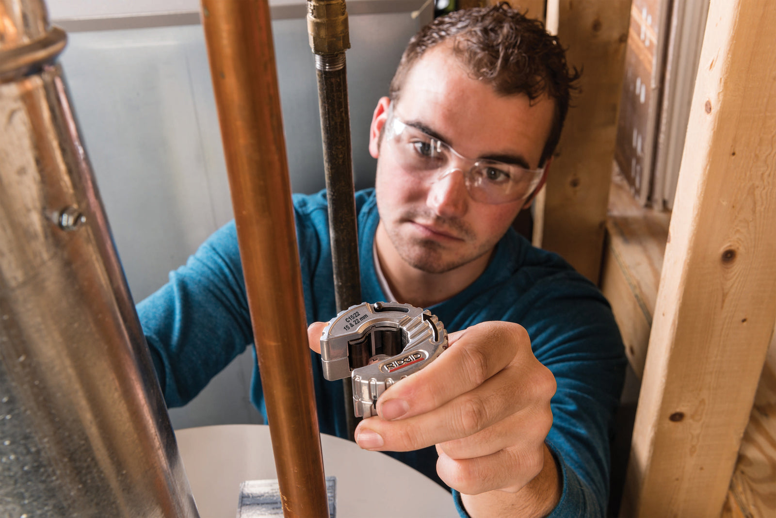RIDGID 15 & 22 mm C-Style copper tubing cutter – in use | 57018