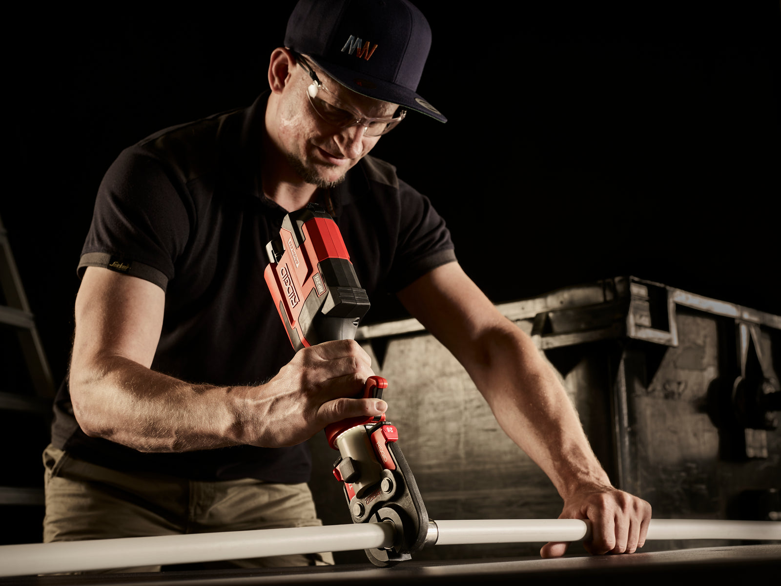 RIDGID RP 251 Press Tool Battery Kit with M-Profile Jaws (15, 22, 28) – in use | 78288