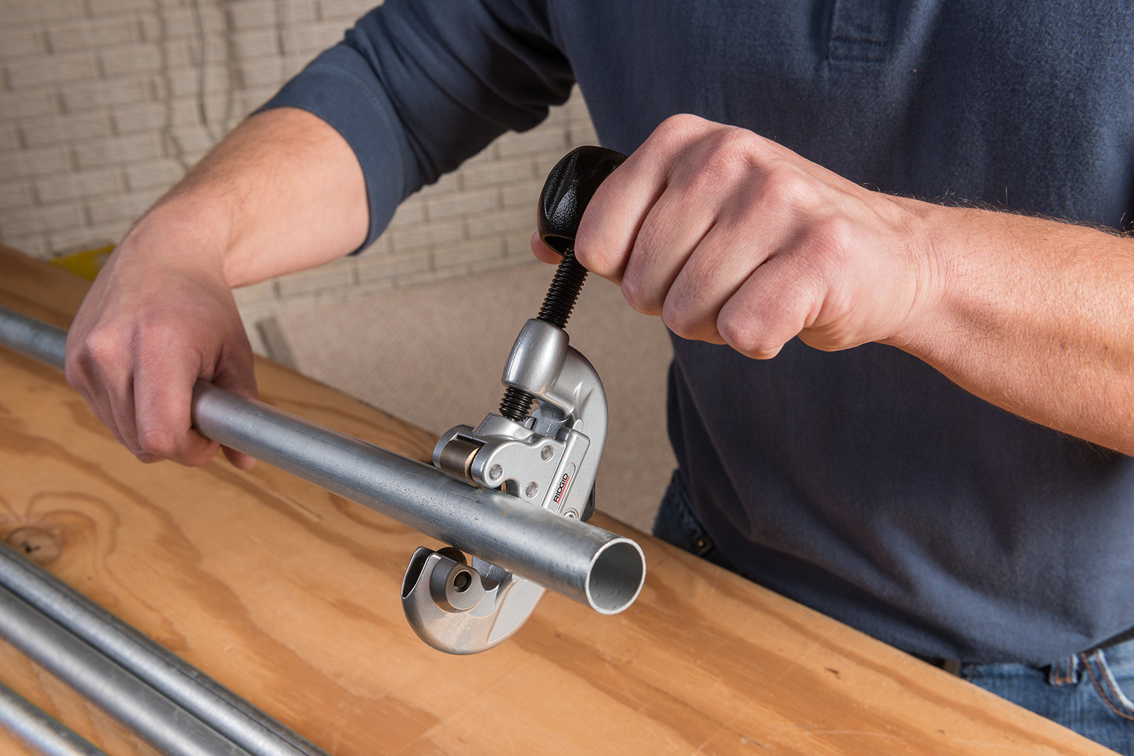 RIDGID #15 Screw Feed Tubing & Conduit Cutter – in use | 32920