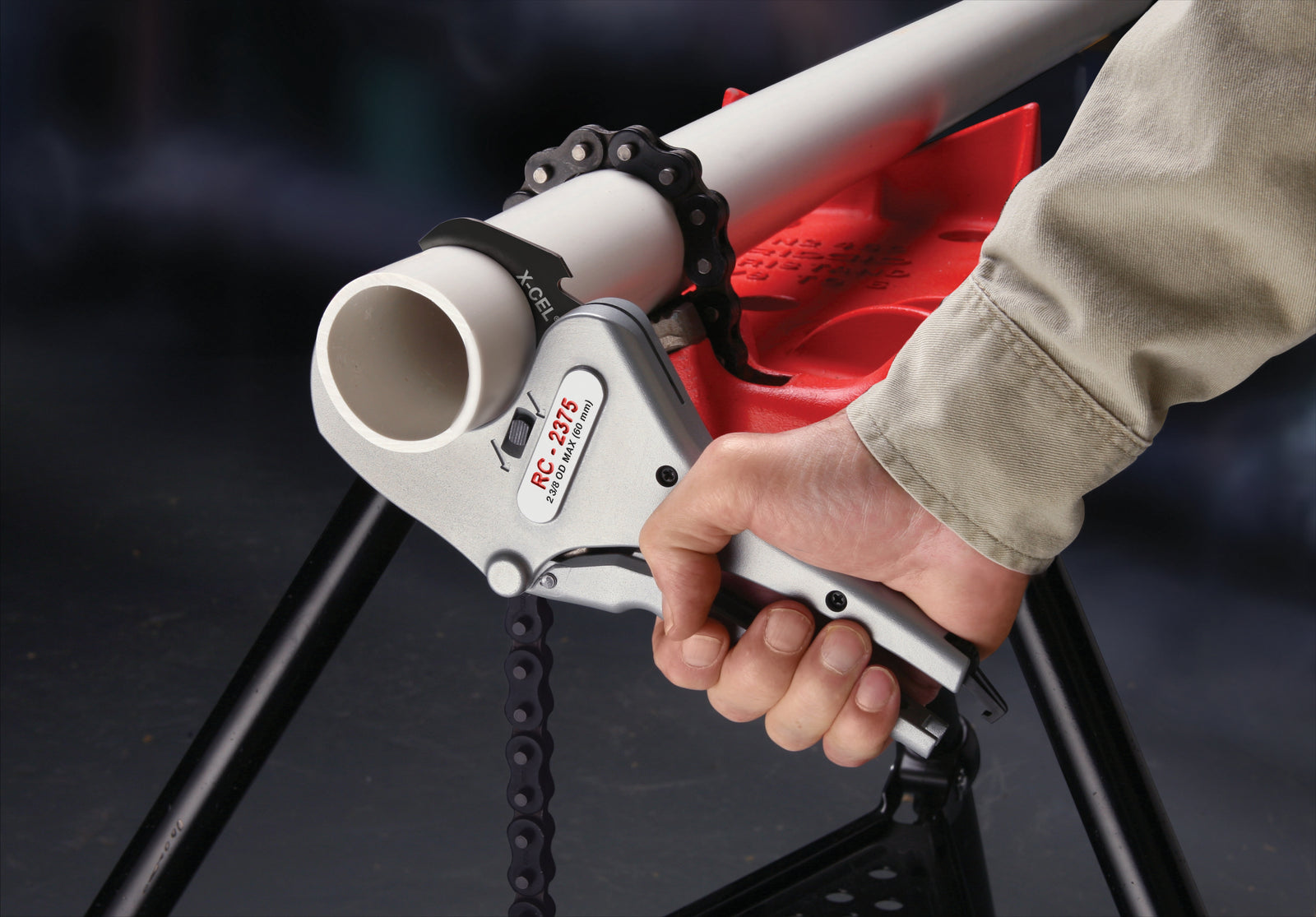 RIDGID RC-2375 Ratchet Action Plastic Pipe & Tubing Cutter – in use | 30088