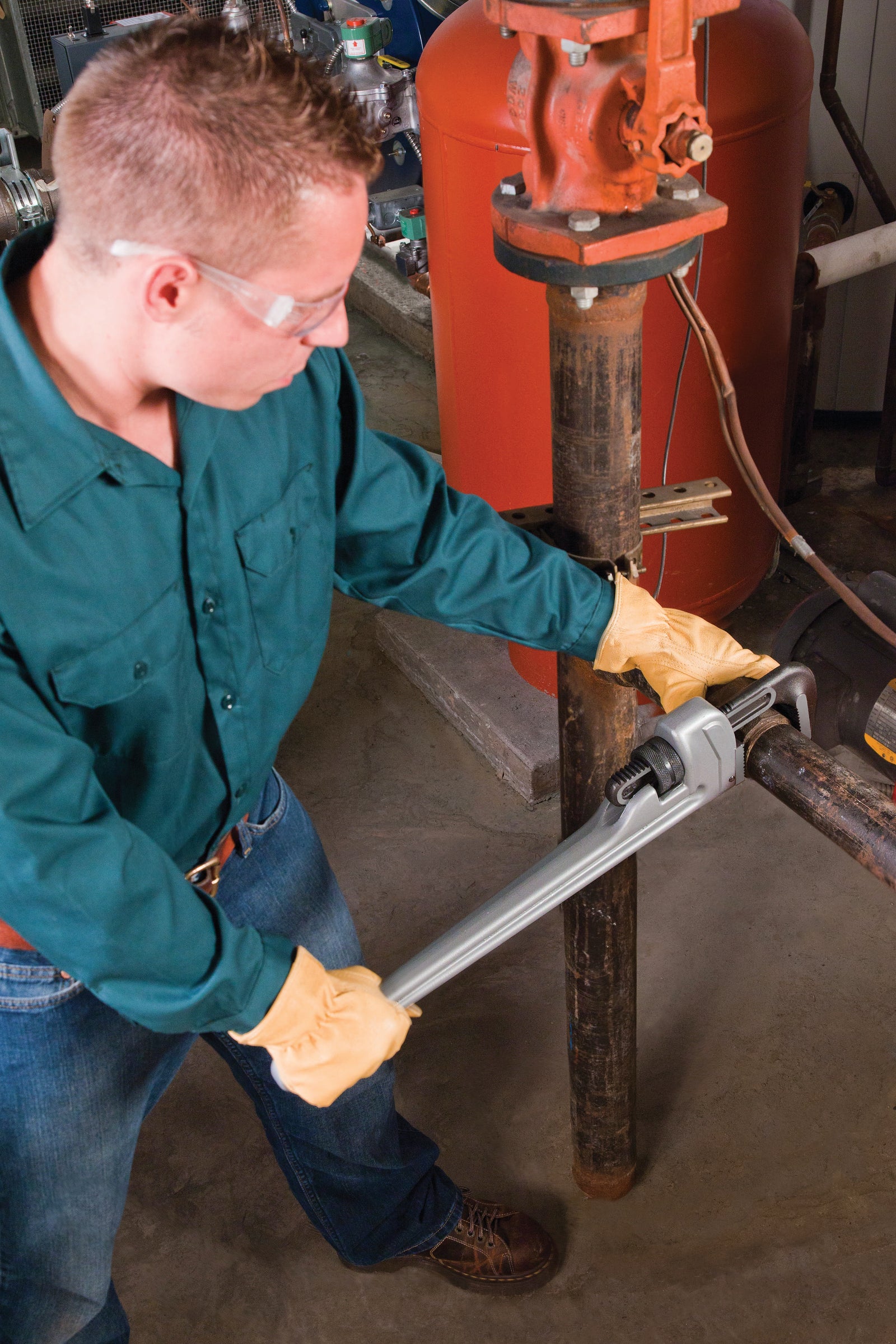 RIDGID 24" Aluminum Straight Pipe Wrench – in use | 31105