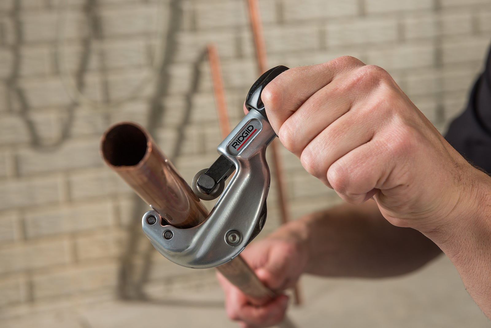 RIDGID 150-L Constant Swing Tubing Cutter, Extended Length with Heavy-Duty Wheel – in use | 66742