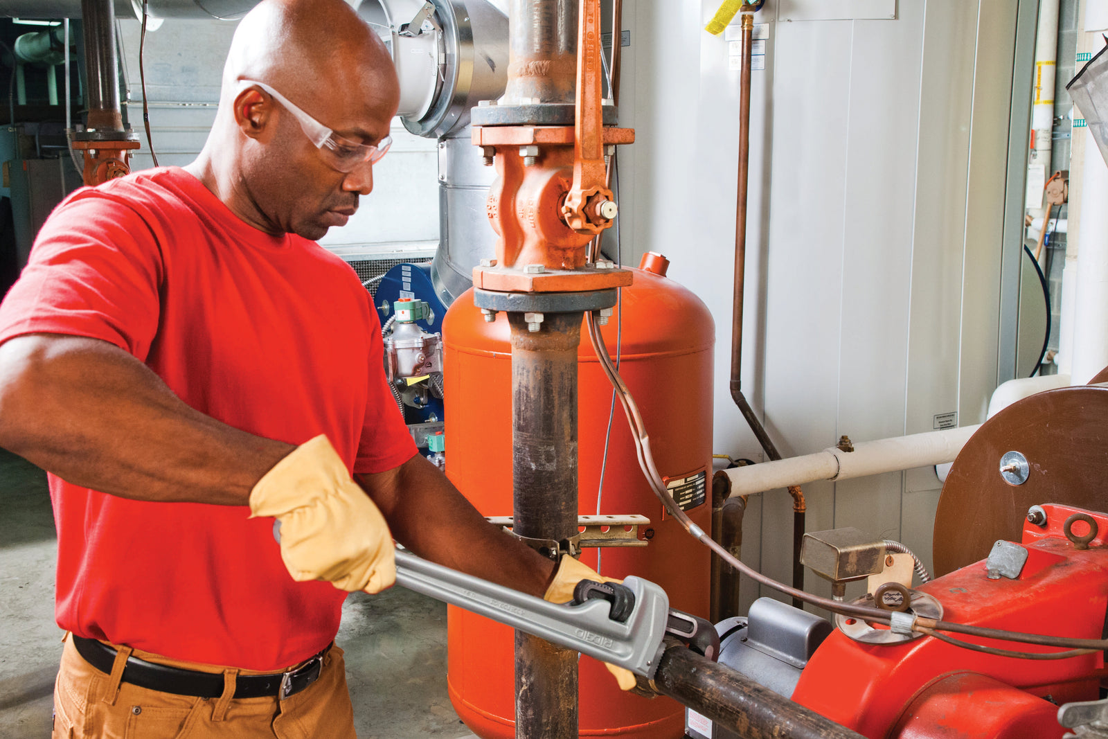 RIDGID 18" Aluminum Straight Pipe Wrench – in use | 31100