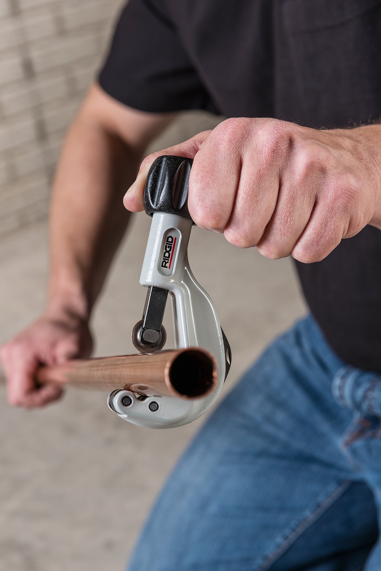 RIDGID 150-L Constant Swing Tubing Cutter, Extended Length – in use | 66737