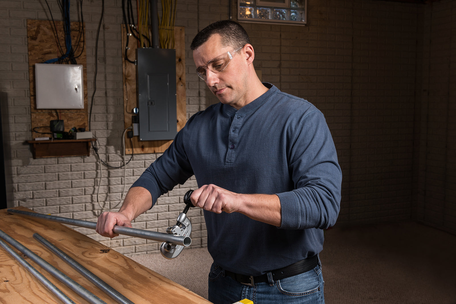 RIDGID #15 Screw Feed Tubing & Conduit Cutter – in use | 32920