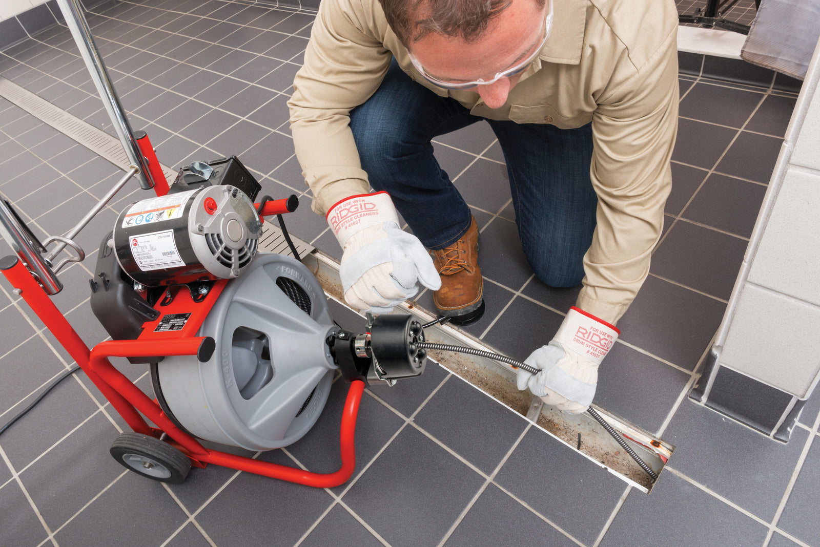 RIDGID K-400 Machine with RIDGID Drain Cleaning Gloves – AUTOFEED – C-45 IW 1⁄2" x 75' (12 mm x 23 m)  Solid Core (Integral Wound) Cable – T-260 Tool Set – in use | 28103